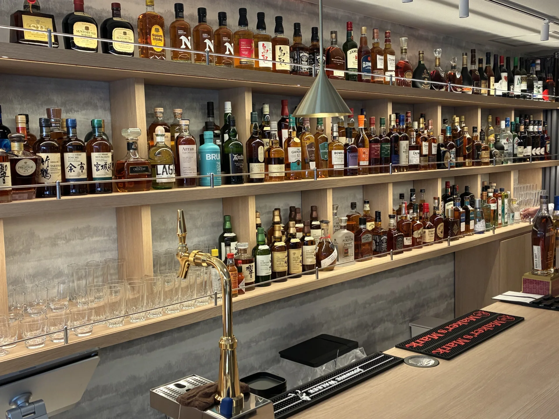お酒の美術館 高槻店 店内の様子1
