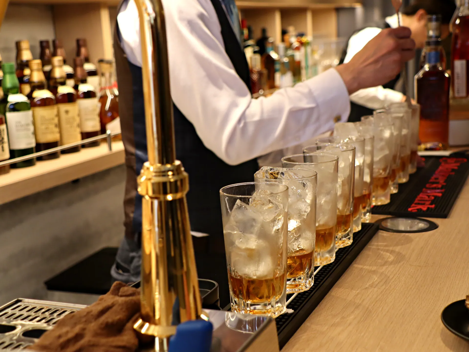 お酒の美術館 高槻店 ハイボールを提供するバーテンダー